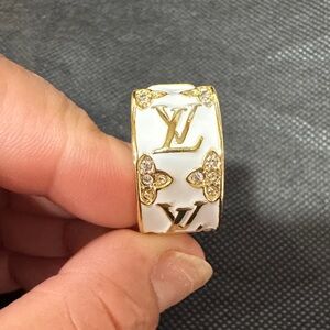 Louis Vuitton Elegant Gold Earrings
(It heavyweight)